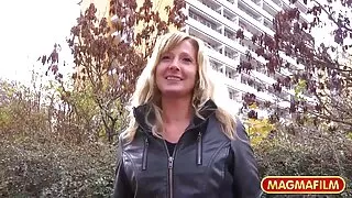 La salope noire video sexe amatrice francaise Savanna enseigne à la blonde sexy Anastasia comment sucer une bite dure