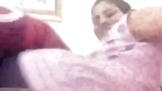 Une adolescente mince et sexy chevauche un videoxamateur bâton charnu