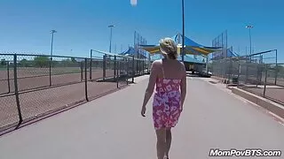 Jolie fille blonde suce la gorge profonde du poteau de video sexe amateur streaming viande jusqu'à ce qu'elle s'étouffe. point de vue