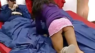 Un couple morbide pratique le sexe avec des légumes. Vidéo de videoamateurx sexe en gros plan
