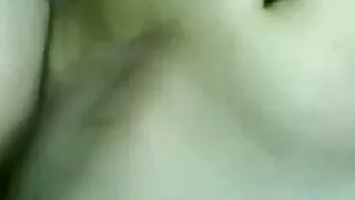 Une bombasse brune sensuelle video de sexe amateur français fait une pipe chaude avant une scène de sexe en levrette