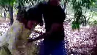 Douce salope d'ébène avec un cul énorme chevauche l'énorme bite de son petit porno amateur gratuit ami avec gourmandise