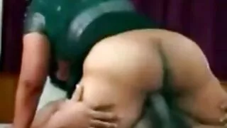 Une brune savoureuse suce une bite savoureuse extrait amateur gratuit avant le sexe hardcore sur le côté
