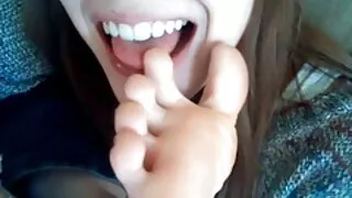 Une jolie brune se déshabille et video sexe mateur masturbe sa douce chatte