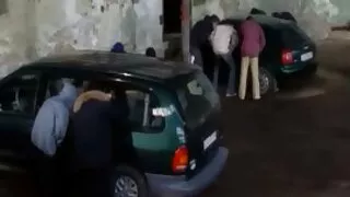 Séduisante salope aux videomateur x cheveux noirs donne une tête sur la caméra POV
