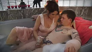 La chatte huilée de Giggy est satisfaite du jouet vidéo amateur sexy gratuit sexuel et du fisting intense