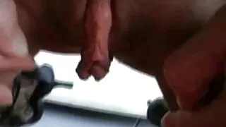 Une nana blonde aux gros seins a une bite film amateur gratuit et une pénétration de jouets sexuels dans son anus