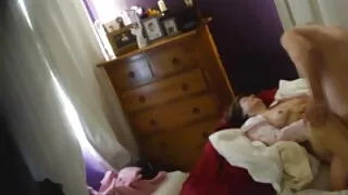 Sale salope aux cheveux film amateur de sexe noirs plaît à deux chiens affamés avec BJ