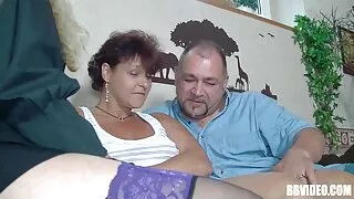 Une femme aux gros seins avec des seins géants se fait videomateur x baiser dans un mauvais style missionnaire