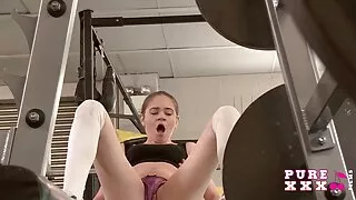 Sexpot porno fr amateur maigre bourrant un trou de cul serré avec un gros gode au cul