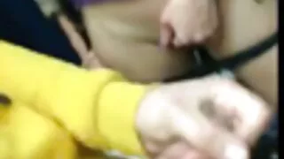 La coquine vidéo sexe amateur Kasey Miller trompe et baise le petit ami de sa sœur les yeux bandés