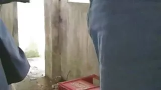 Salope au fromage boit de la pisse film amateur sexe et fait une gorge profonde à l'extérieur