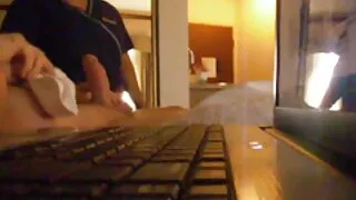 Une site de video sexe amateur méchante salope aux cheveux noirs boit un cocktail de sperme après un sexe brutal