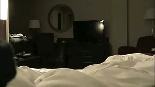 La film amateur en streaming petite dame aux cheveux noirs adore sucer désespérément la bite dure et savoureuse de son homme mignon