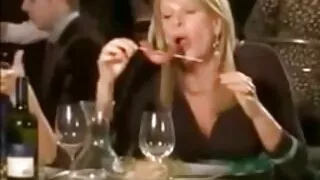 Une salope aux cheveux sexe streaming amateur noirs aux gros seins suce la bite du personnel de son homme chauve aux yeux 4