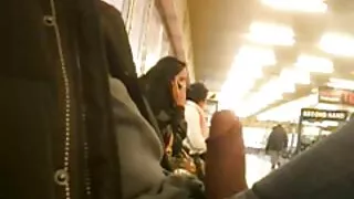 La salope japonaise trash Kumi Shibahara serre ses gros seins et étire ses lèvres roses film amateur de sexe