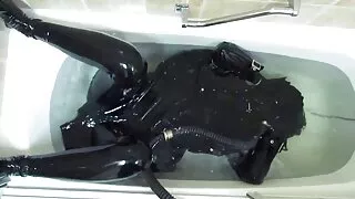 Une belle brune pose pour la caméra puis fait une pipe bâclée streaming sexe amateur