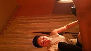 Un homme brutal en levrette baise son sexy corbeau aux porno francais amateur gay cheveux avec gourmandise