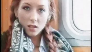 Jolie fille brune dans des filets de pêche se fait baiser dans le cul vidéo sexe amateur dans des poses latérales et face à face