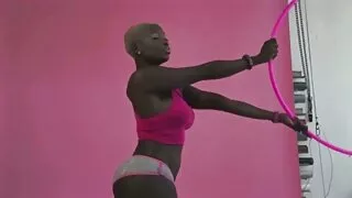 Chaude comme l'enfer, la beauté Aline souffle une bite amatrice video sex sucrée après une séance solo