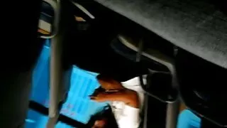 Salope brune avec de petits seins obtient une attaque sur son vagin poilu dans une coqnu amateur pose latérale