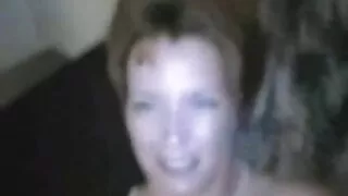 Cutie aux cheveux noirs sale obtient sa chatte incroyablement poilue pilonnée dans un style latéral dur amateur x gratuit