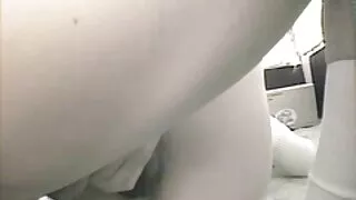 Brunette hoochie avale dong film x amateur et le chevauche comme une chienne enragée