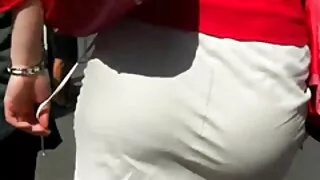 Salope amateur porn gratuit brune flexible aime pisser sur un arbre dans la forêt