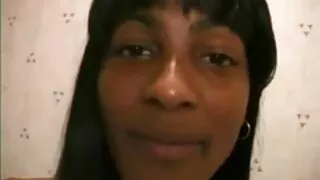 Brune avec un excès de film adulte amateur sexe en bas blancs et lingerie se fait baiser