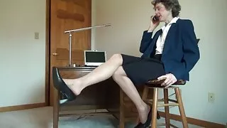 Une lesbienne brune en chaleur baise sa copine avec un gigantesque jouet noir film amateur francais sexe