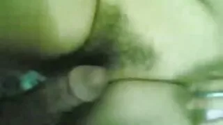 un monstre asiatique pervers lèche video amateur de cu le cul d'une MILF aux cheveux de corbeau avec gourmandise