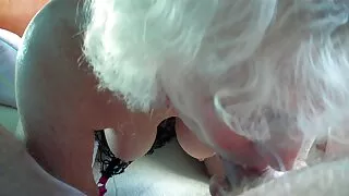 Une salope brune potelée se fait défoncer film amateur sexe la bouche par un homme bizarre