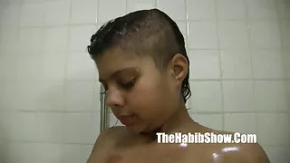 Fille brune sexy suce une bite dure à streaming sex amateur travers le trou de la gloire