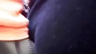 Méga bombasse brune aux gros seins se fait lécher la chatte poilue en position film x amateur 69