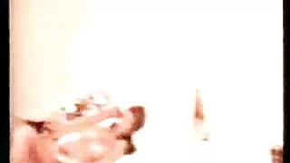 Brunette aux gros seins chérie plaît vidéo amateur en streaming à deux hommes excités avec une gorge profonde