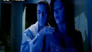 Une incroyable fille aux cheveux noirs avec de beaux seins chevauche la bite d'un vieil homme pour film amateur sexe la joie