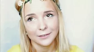 Une étudiante coquine sexe amateur gratuit en streaming se masturbe en jupon dans un clip porno génial