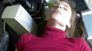 Une brune video de sexe amateur galbée fait plaisir à son petit ami pervers avec une pipe torride dans la voiture