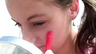 La salope adolescente Deina joue avec sa palourde dans les escaliers video sexe amateur gratuit