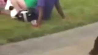 Une grosse salope brune video sexe amateur francaise boutonnée chevauche une énorme bite dans une pose de cow-girl