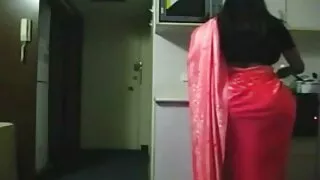 cutie aux cheveux noirs aux gros seins a film x amateur fait attaquer son minou dans un style latéral dur