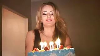 Petite bombe sexuelle aux cheveux noirs montre ses belles compétences orales à un mec coquin amateur francais sexe gratuit