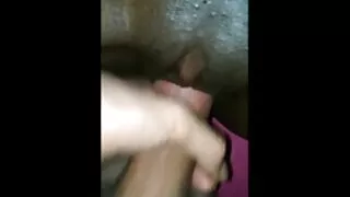 Un mec avec une constitution solide baise Aimee film sexuel amateur debout dans le parc public