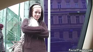 Maman rampante aux cheveux sablonneux suce deux gros bonkers pour du sperme porno amateur gratuit français