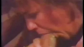 Mince bombe sexuelle aux cheveux noirs avec video de sexe amateur de petits seins suce la bite épaisse de son homme à l'extérieur