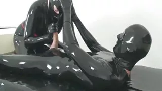 Bombshell TS séduisante aux gros vidéo x amateur gratuit seins satisfait désespérément tous ses trous de baise assoiffés