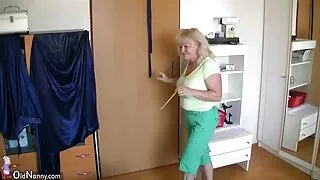Des blondes salopes font plaisir à un mec video amateur pour adultes célibataire dans un trio torride de FFM