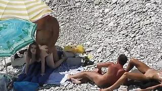 Une blonde aux gros seins taquine un mec excité avec ses seins juteux dans le salon de massage video amateur tukif